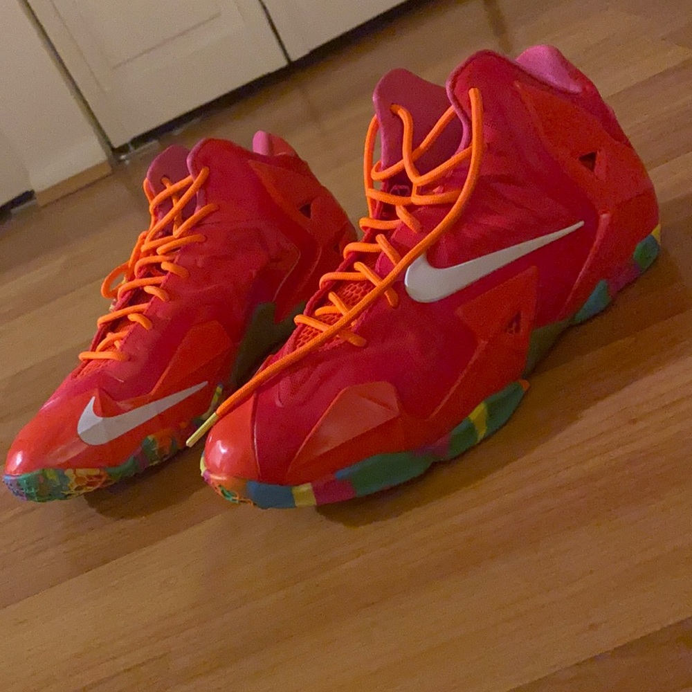 Lebrons size 6 boys 8 women